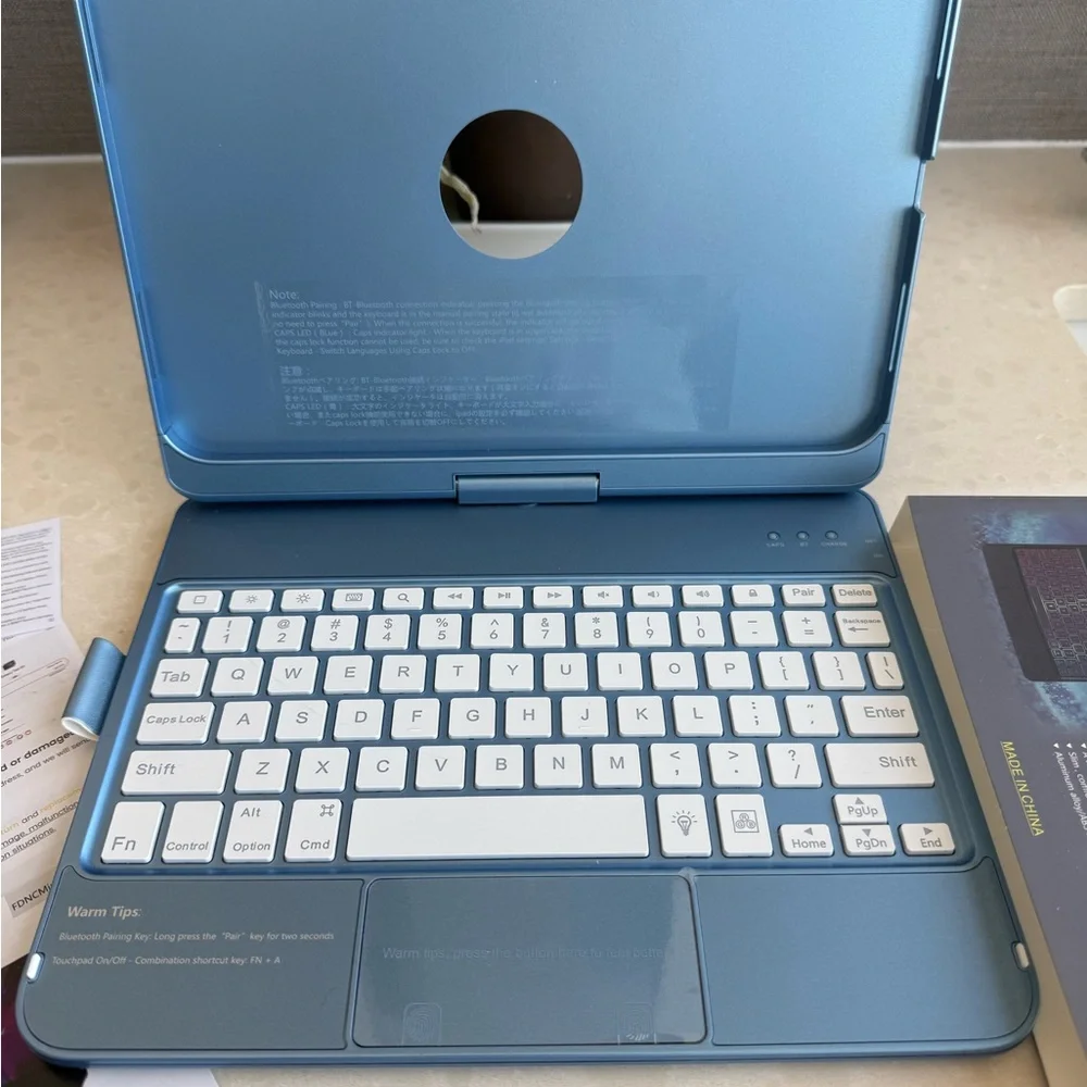 NWT Apple iPad 10th Generation Wireless Keyboard Case